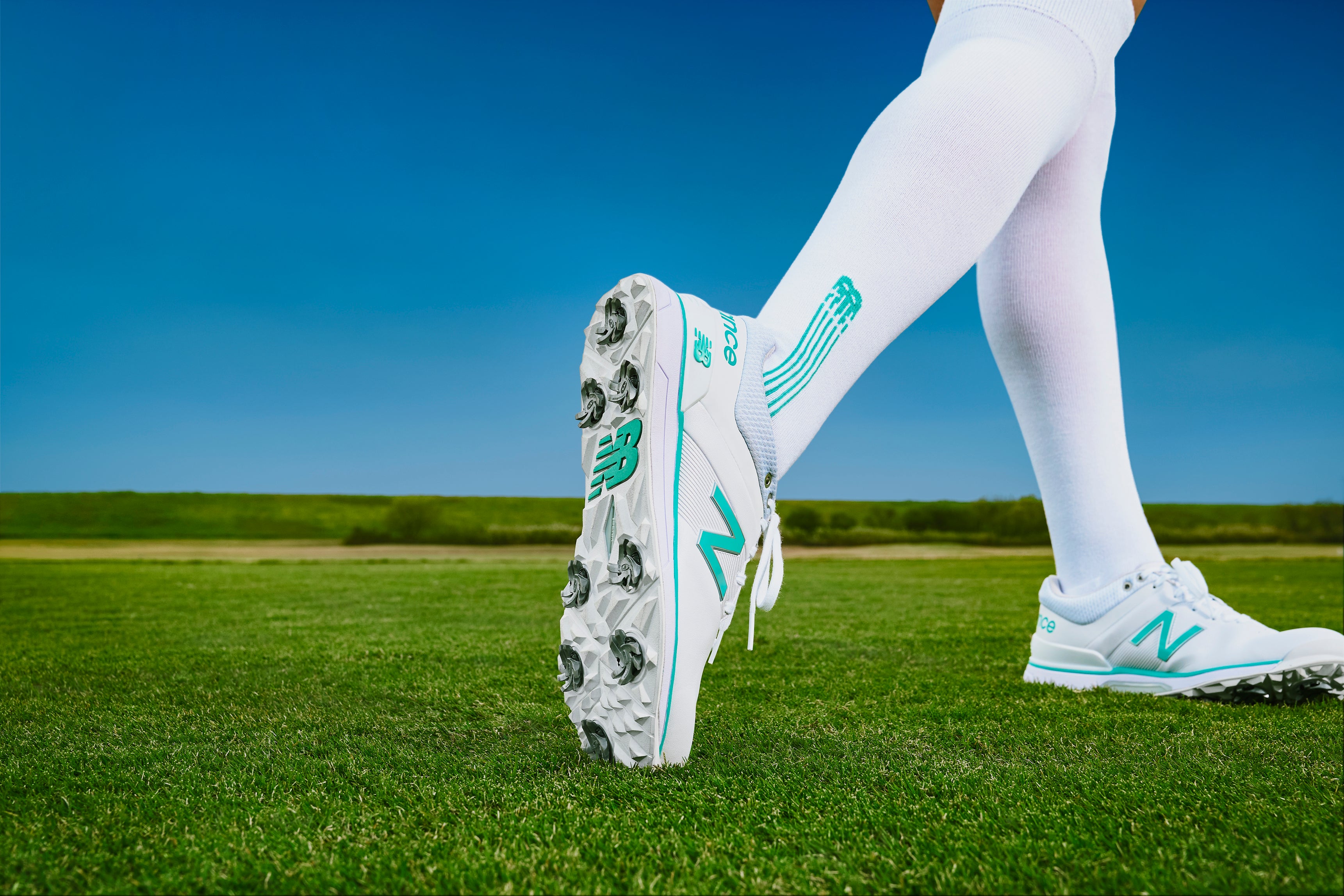 ニューバランスから稲見萌寧プロカラーのソフトスパイク「2500 v2」と