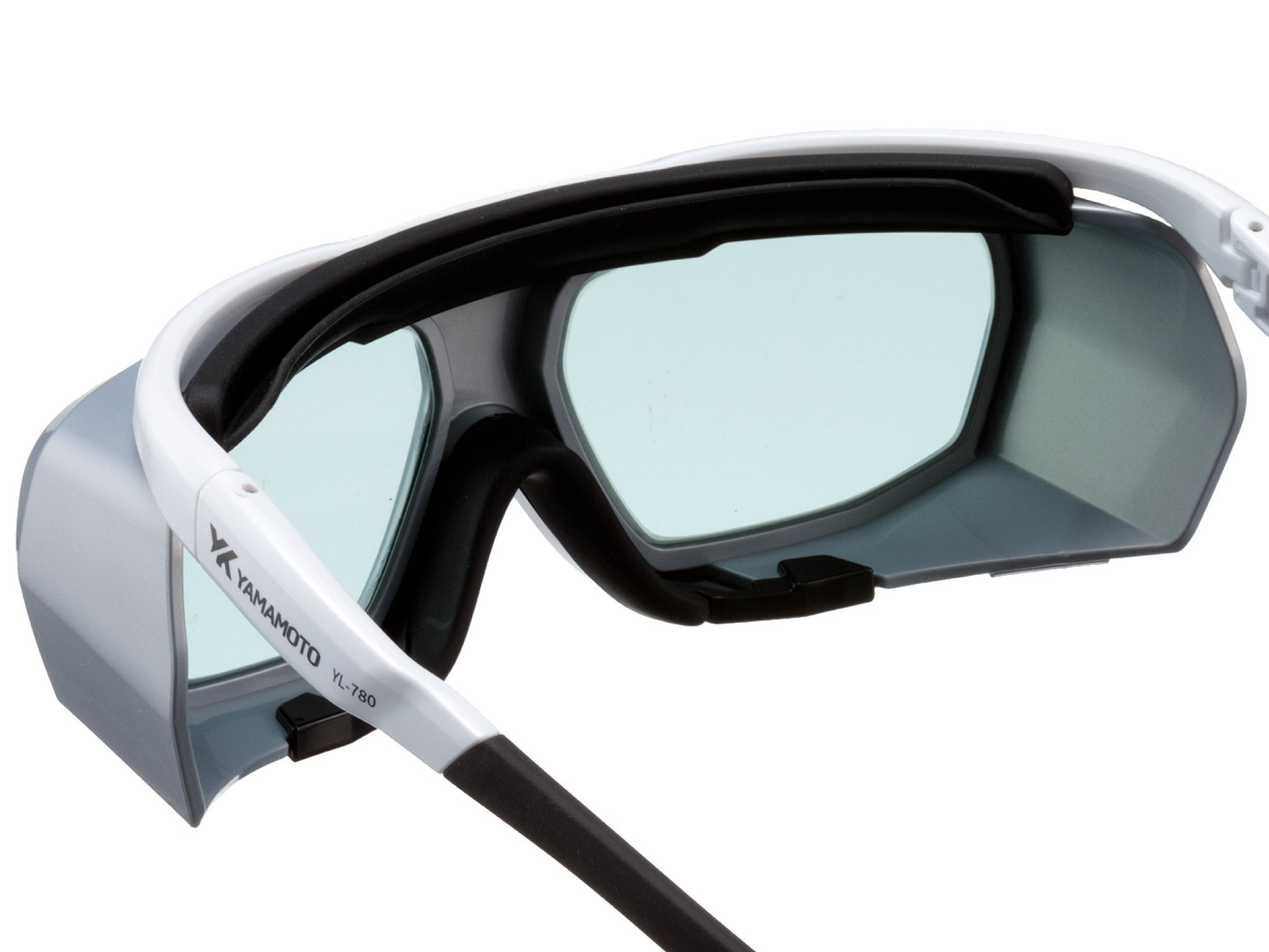 見やすく、作業性を妨げない強化ガラスレンズの「レーザー保護めがね