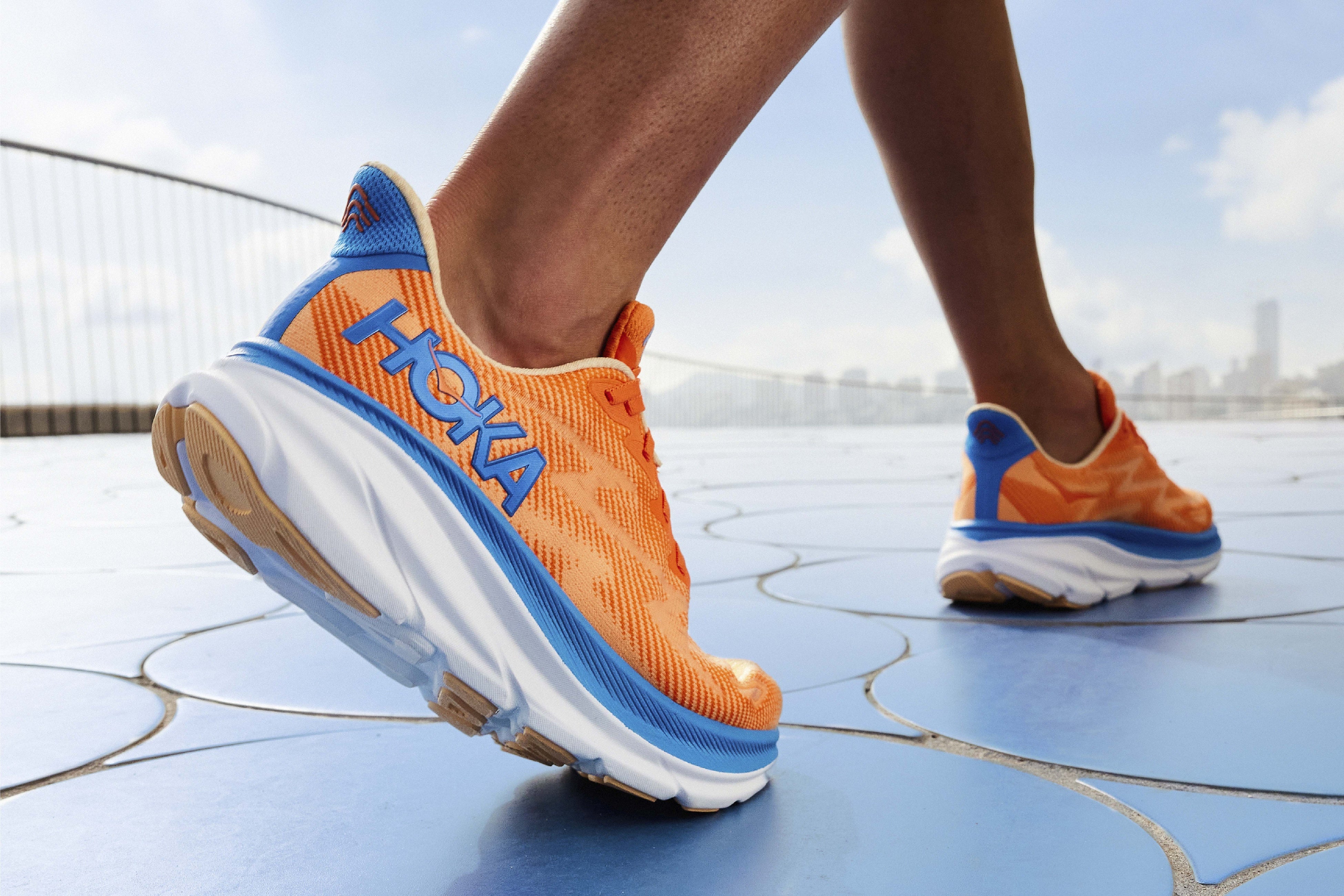 HOKAの代表的モデル「CLIFTON」が全面一新！浮力を感じるような走り