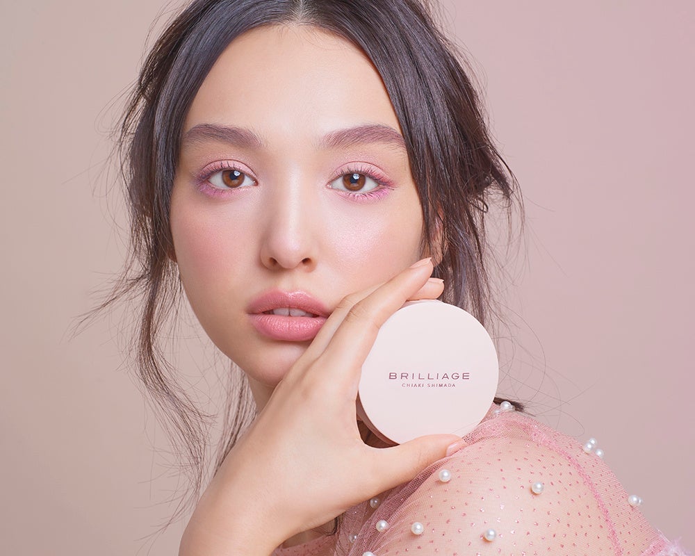 今冬のキーワードは“スモーキーピンク” 。華やかできらびやかな肌に