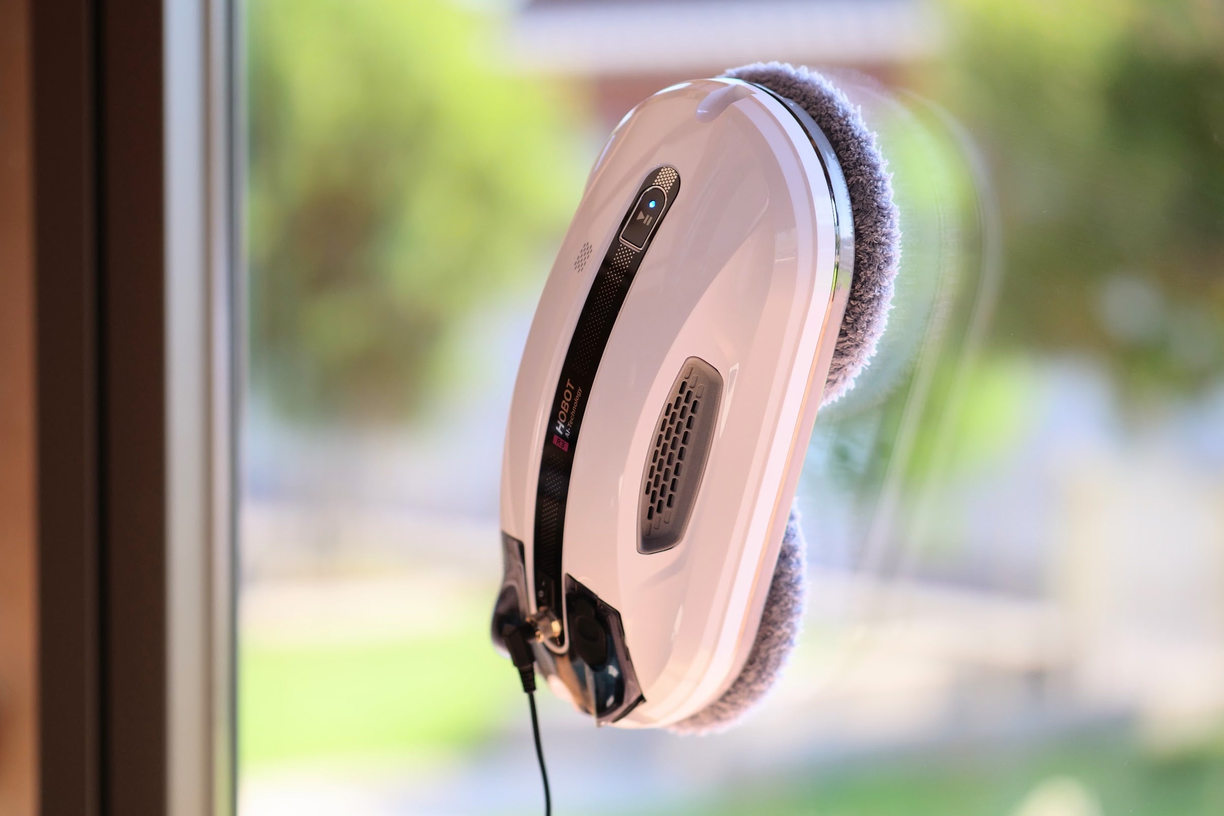 年末の大掃除に「窓」専用お掃除ロボット。国内NO.1シェアの HOBOT