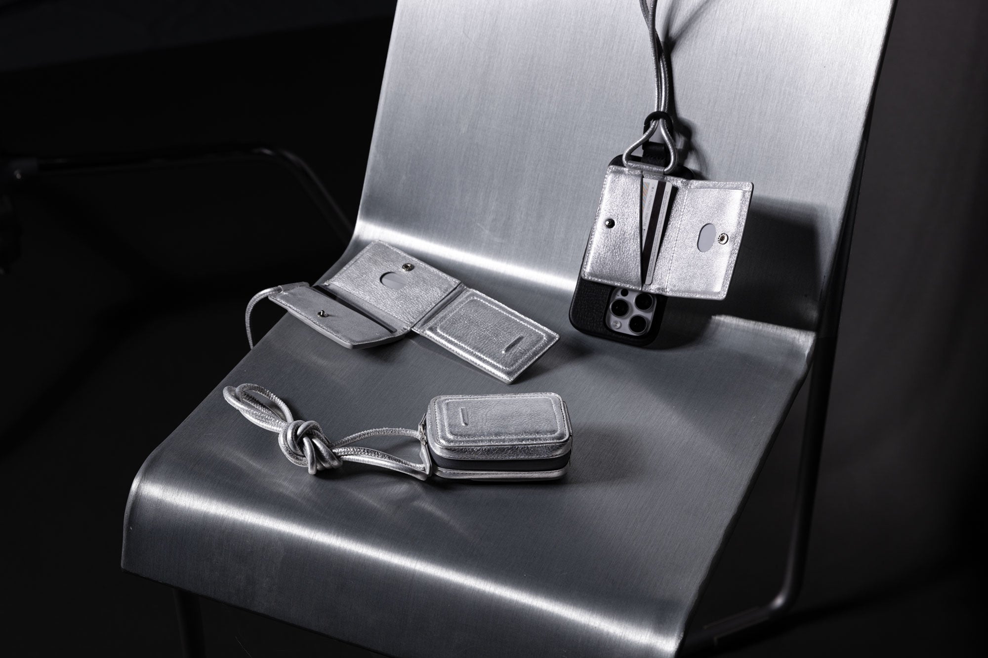 objcts.io】インダストリアルなムードを演出するシルバーレザー