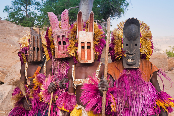 マリ バンディアガラの断崖 ドゴン族の仮面文化 [161990689]の写真素材