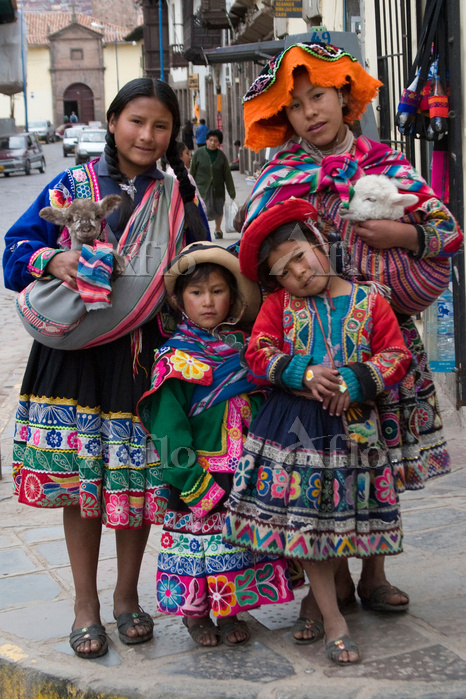 ペルー クスコ 民族衣装を着た女の子 [31650720]の写真素材 - アフロ