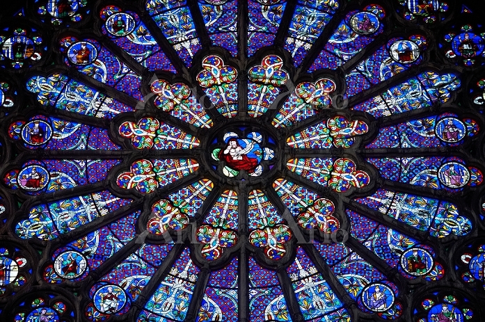 フランス サン・ドニ大聖堂 ステンドグラス [25632292]の写真素材 - アフロ