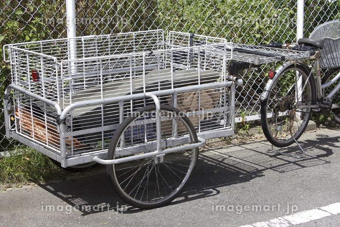 自転車で牽引するリヤカーの写真素材 [24303731]｜毎月1点無料（フリー