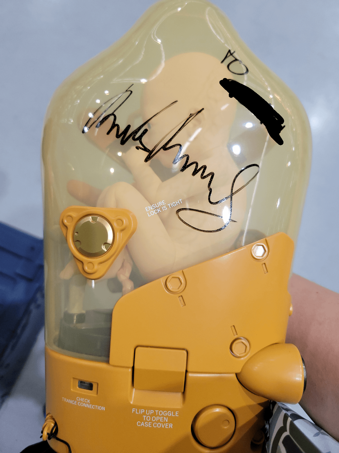 マッツ・ミケルセンにサインしてもらったBB！ : r/DeathStranding