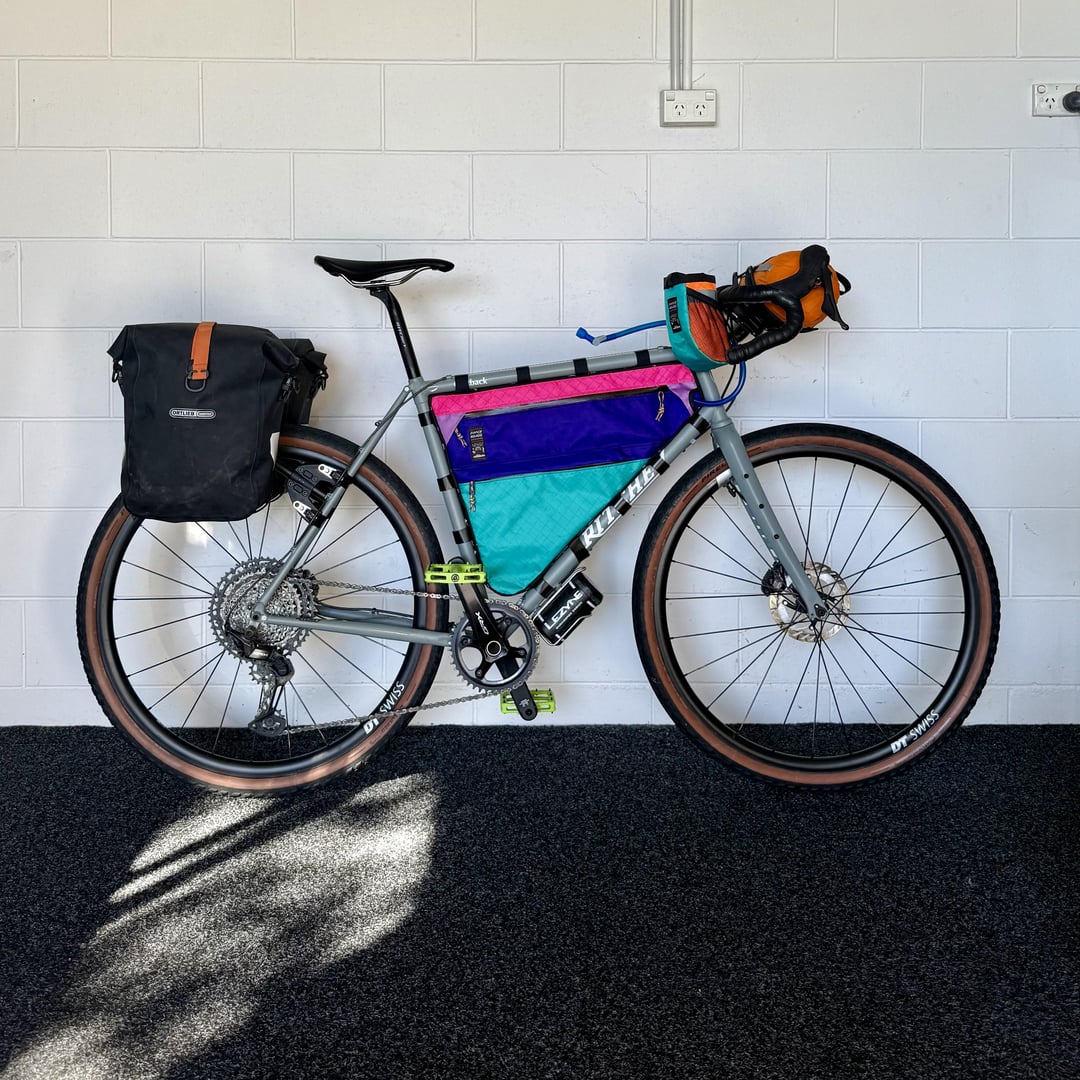 新しいカスタムフレームバッグ付きのリッチーアウトバック : r/bikepacking