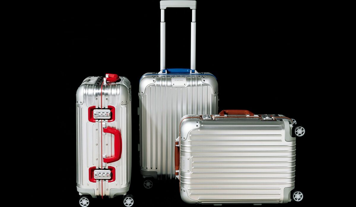 ハンドルの差し色がスタイリッシュ！リモワのシルバーのスーツケース3