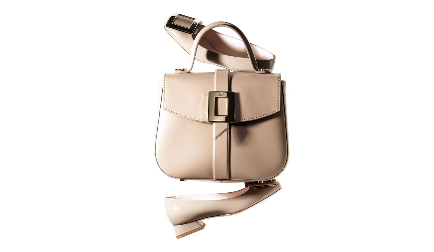 バッグと靴を「グレージュ」で揃えたら、着こなしがたちまちエレガント