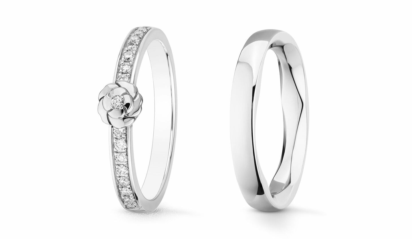 シャネルの「カメリア コレクション」より、手元にエレガントな輝きを