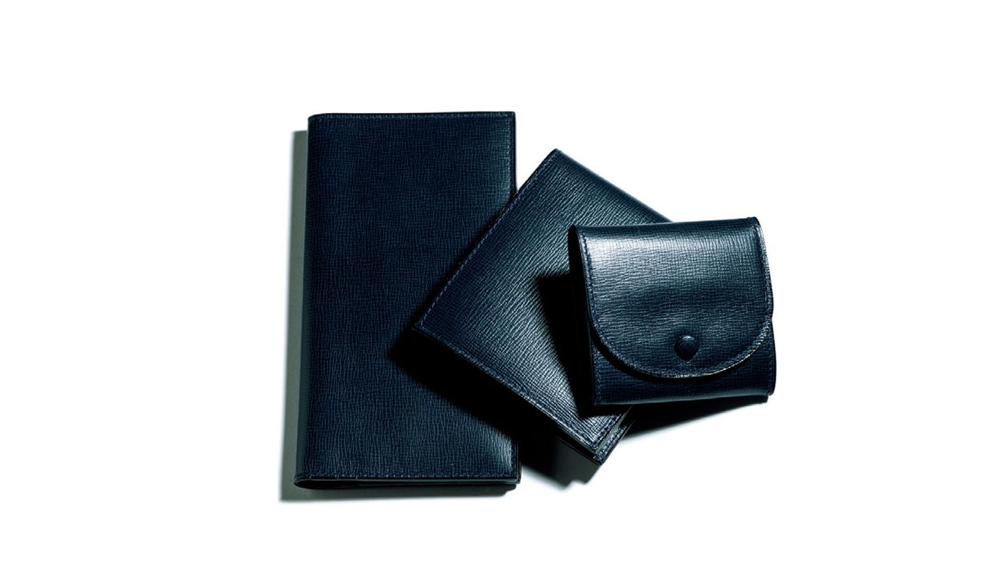 シンプルだけど上品さは格別！ヴァレクストラのネイビー財布3選