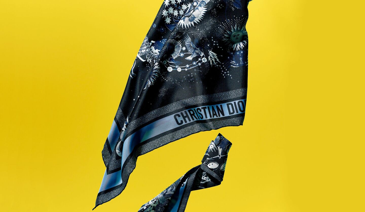 星座をポップに描いた「ディオール」のシルクスカーフ｜日常の着こなし