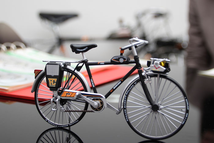 これは入手せねばぁぁぁ！ スーパーカー自転車の「超精巧ミニチュア