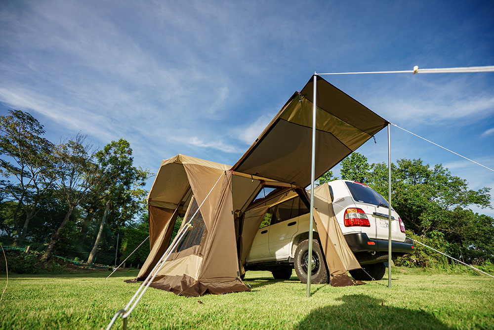 クルマに連結してカーサイド使えるロッジ型シェルターが、ogawaから