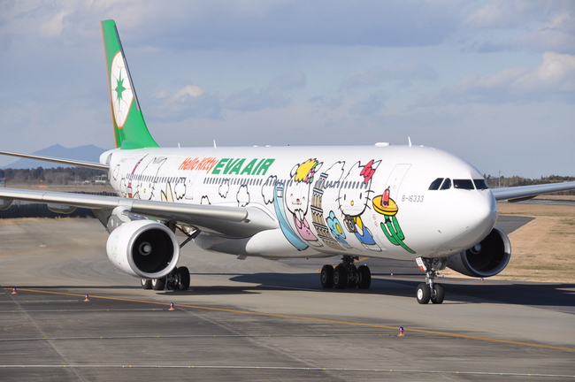 エバー航空就航20周年記念 “キティちゃん”仕様のジェット機が国内3路線