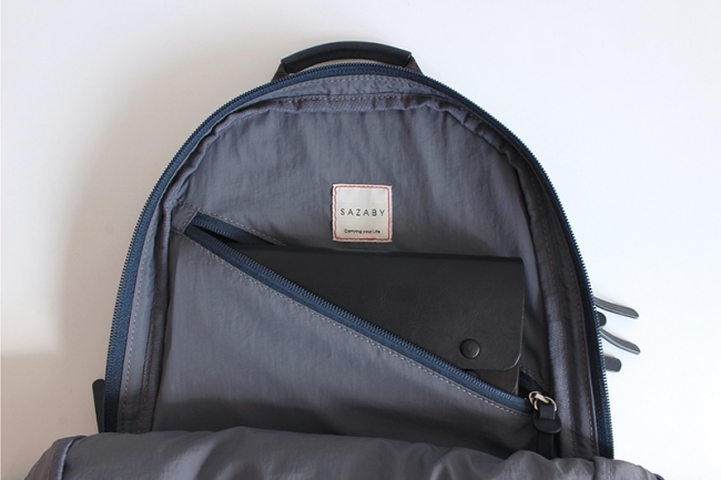 SAZABY のユニセックスライン『PLUS LINE』から“前持ち”を想定した