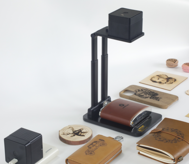 あなたのデザインを好きなモノに刻印できる超小型レーザー彫刻機
