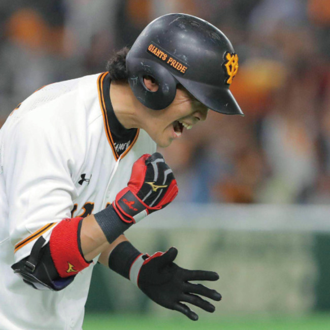 巨人・亀井善行選手のミニ写真集6月25日から先行発売 | 株式会社報知