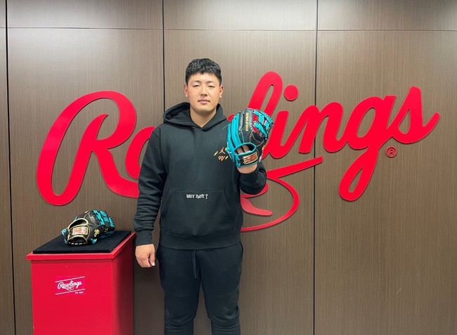 2022年より読売ジャイアンツの岡本和真選手が「ローリングス ゴールド