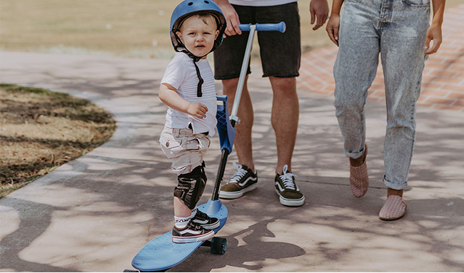 スケボーブームで人気上昇！2歳の赤ちゃんが乗れるスケートボード