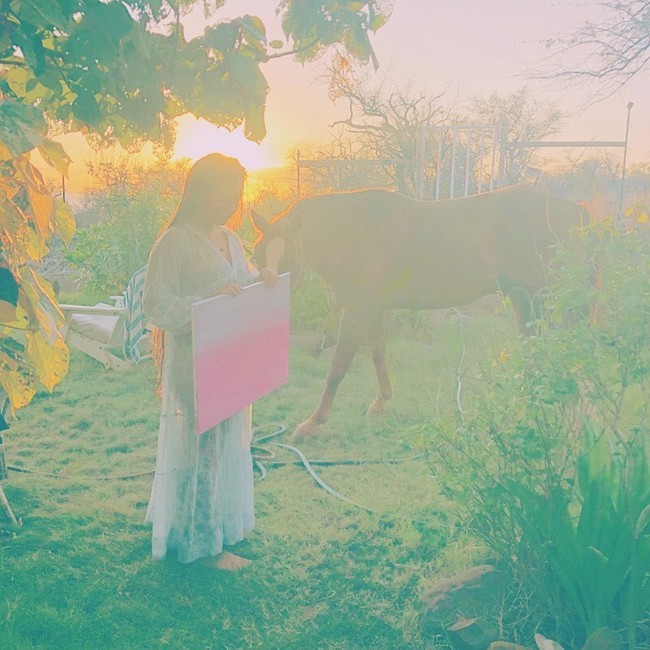 ハワイの離島で千年後の未来の風景を描く画家・山崎美弥子による個展が