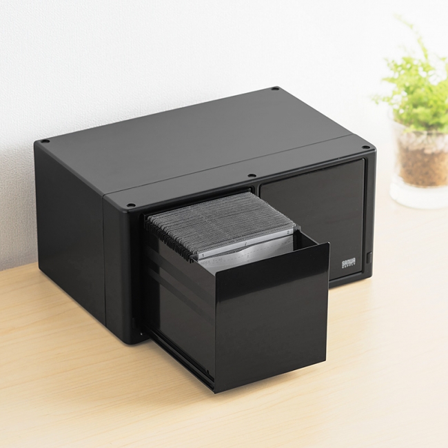 ワンプッシュで自動オープン、ローディングタイプのBlu-ray収納ケース