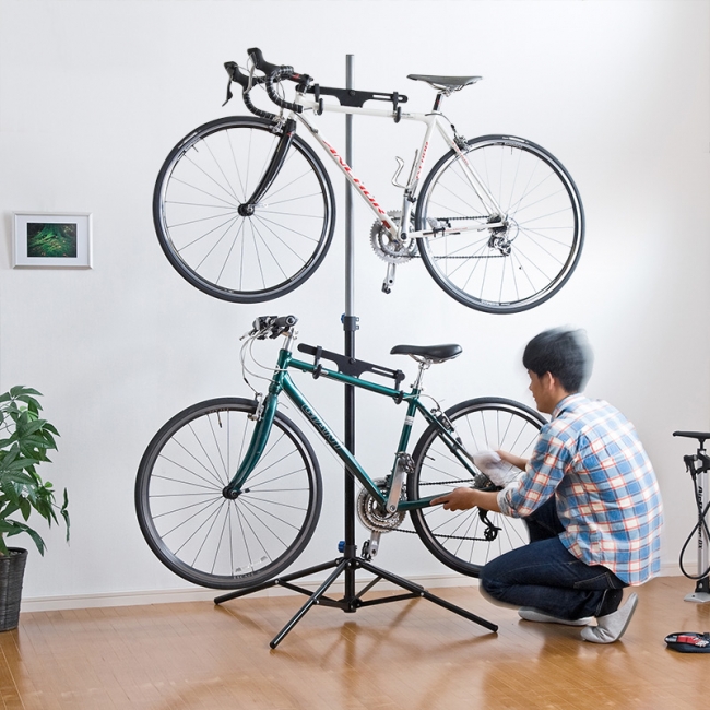 自転車を2台上下に飾れるディスプレイスタンドと立ったまま