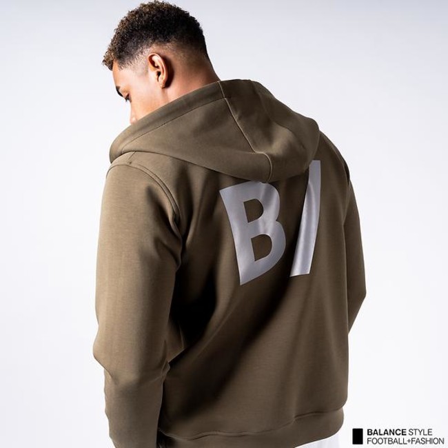 サッカーを身に纏う「B/（ビースラッシュ）」から抜群の人気を誇る