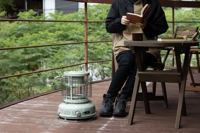 360度どこからでも美しい青い炎を楽しめる、全周ガラス窓仕様のモデル