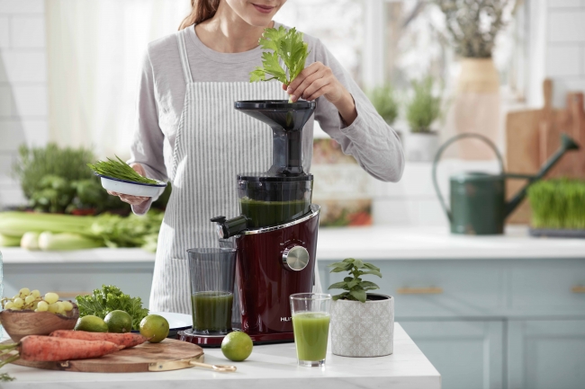 搾り”は新時代へ。スロージューサーのパイオニアHUROMから、「ヒュー