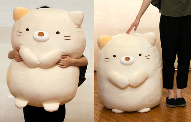 全長70cm！特大サイズの『すみっコぐらし特大ぬいぐるみ（ねこ）』を計