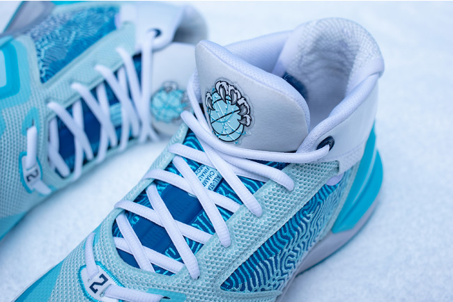 ニューバランス カワイ・レナードのシグネチャーモデルからクリスマス