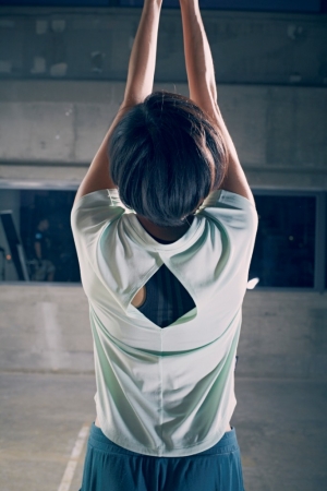 ヨガやジムトレーニングに向けた本格的ウィメンズ フィットネス ウエア