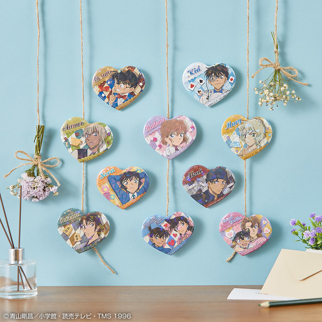 春イメージのイラストをデザインした缶バッジがもらえる！『名探偵