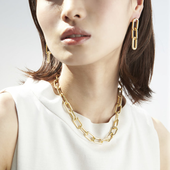 ジェンダー・エイジレスな繊細なメタルチェーンジュエリーはこの夏