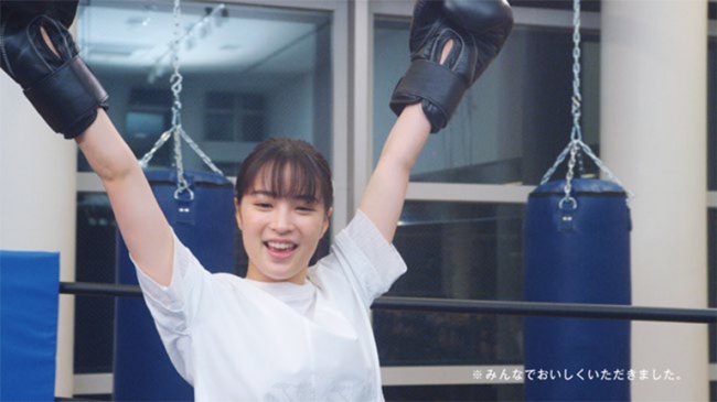広瀬すずさんがキレのあるキックボクシングを披露！「三ツ矢サイダー
