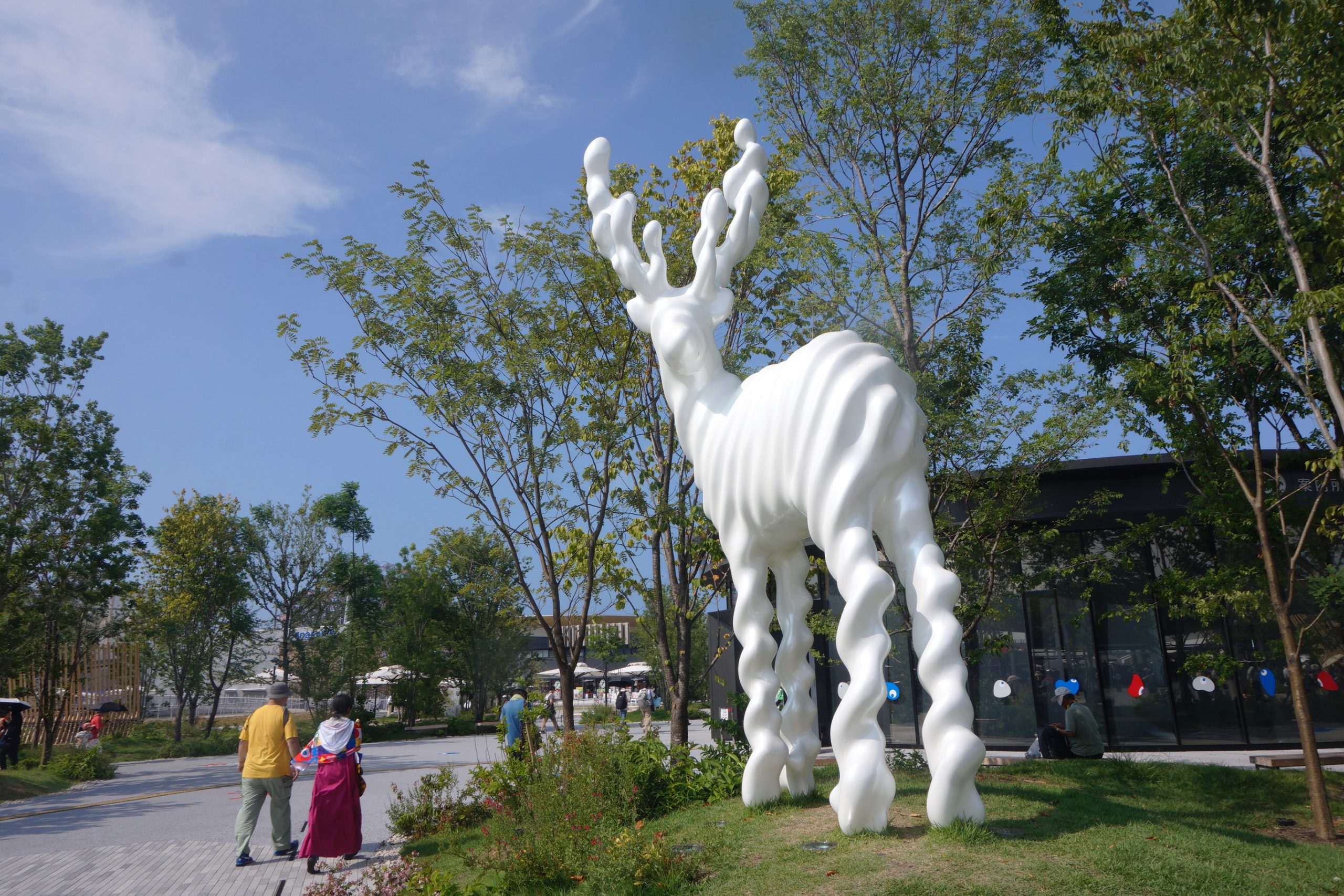 Snow-Deer」大阪・関西万博のゲート前で名和晃平作品が来場者を出