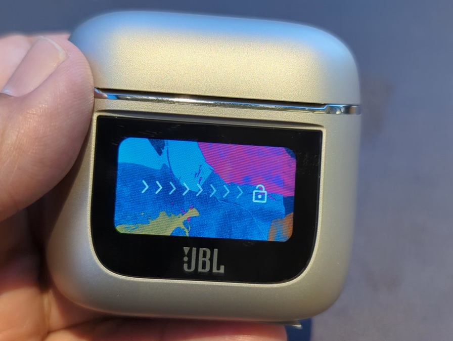 タッチディスプレイ付き充電ケースを採用したJBLのフラッグシップ完全