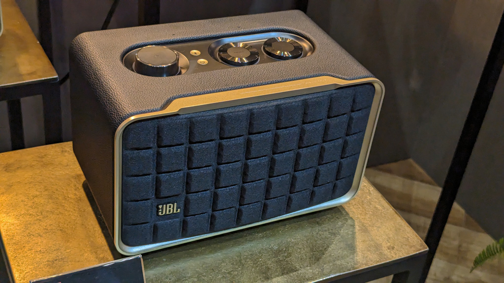JBLが70年代風デザインのWi-Fiスピーカー「JBL AUTHENTICS 200/300」を