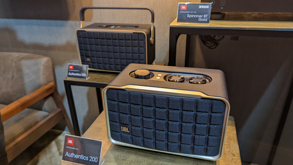 JBLが70年代風デザインのWi-Fiスピーカー「JBL AUTHENTICS 200/300」を