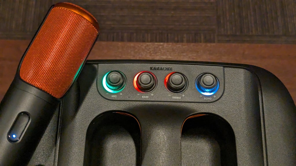 年末年始の集まりはこれ1台で盛り上がれ！ ワイヤレスマイクが付属する