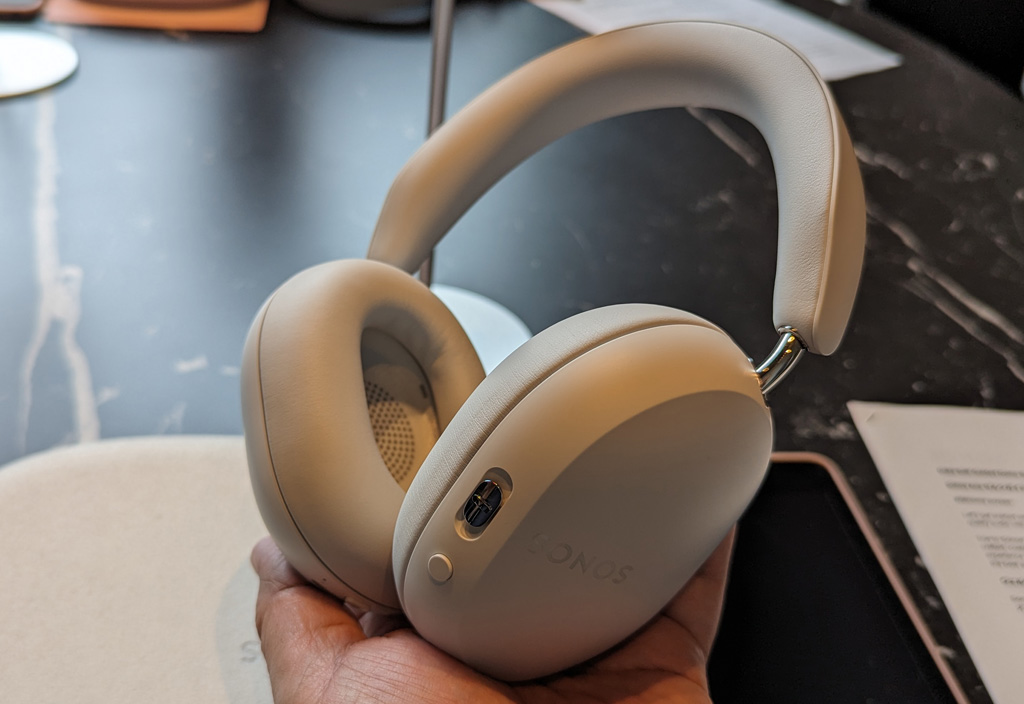 飛行機の機内やホテルで大活躍 Sonos初のヘッドホン「Sonos Ace」は旅