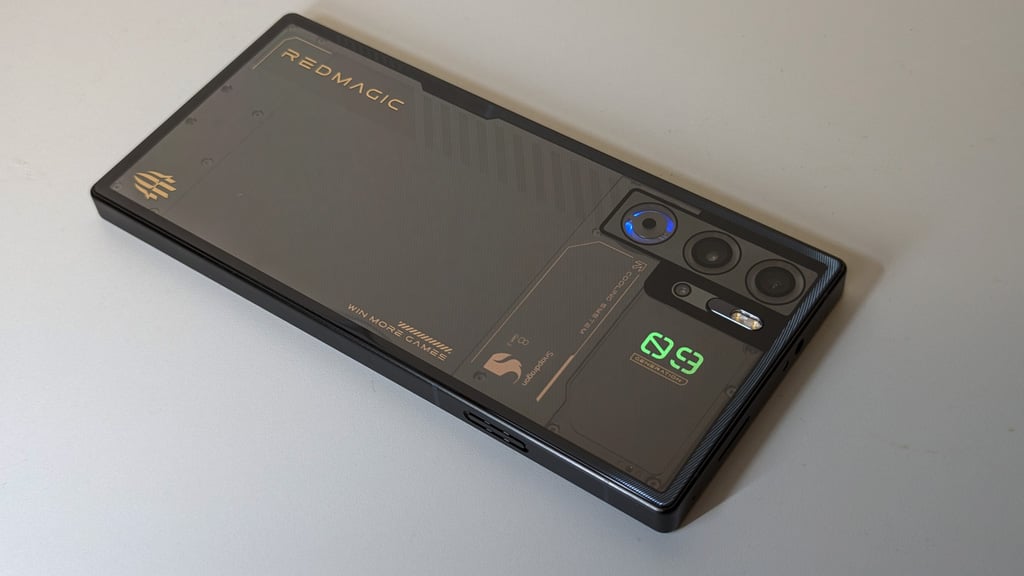 Snapdragon 8 Gen 3搭載で完全フラットな背面デザインのゲーミング