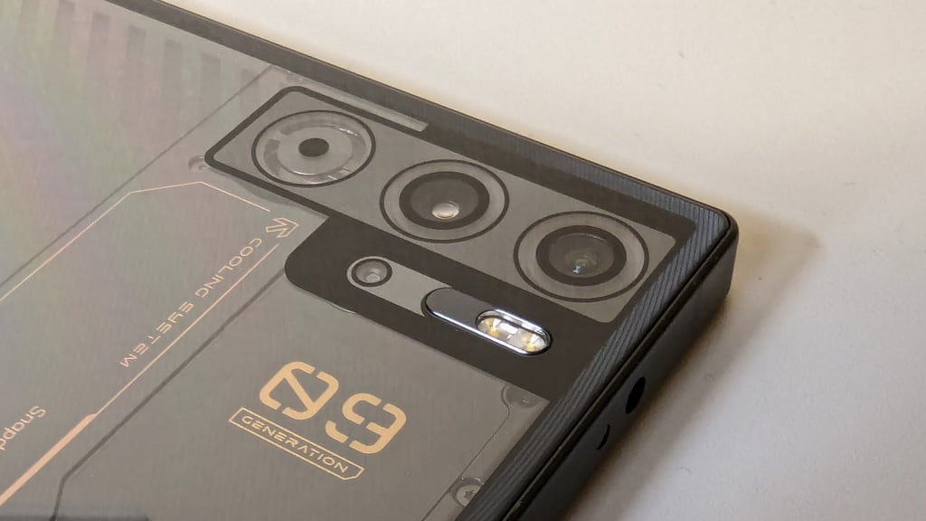 Snapdragon 8 Gen 3搭載で完全フラットな背面デザインのゲーミング