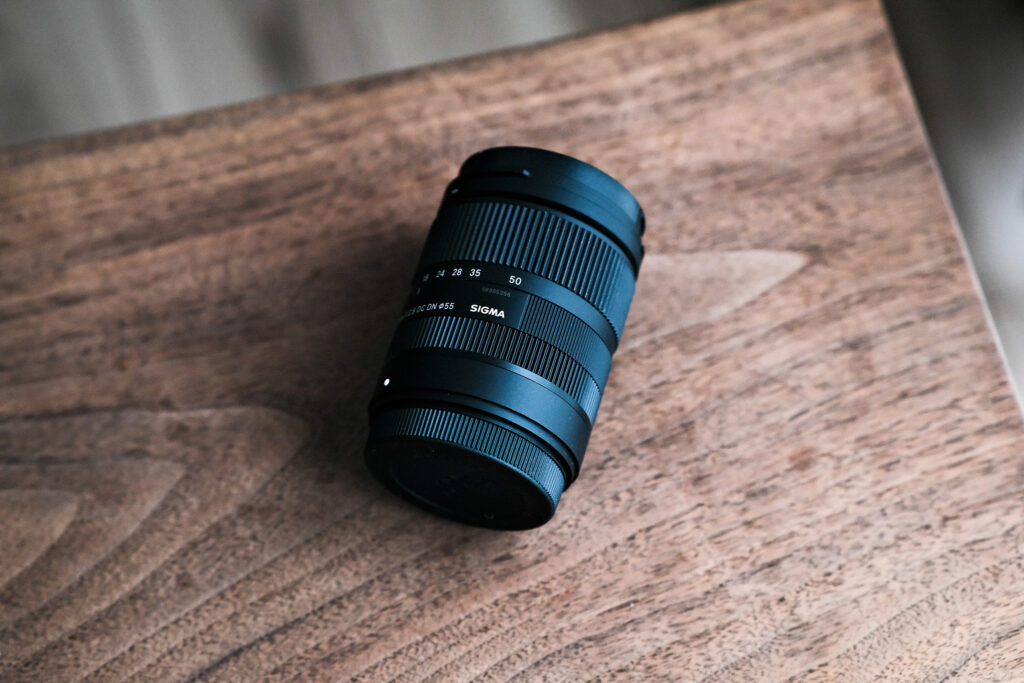 毎日持ち歩ける、手のひらサイズの大口径標準ズームレンズ「SIGMA 18
