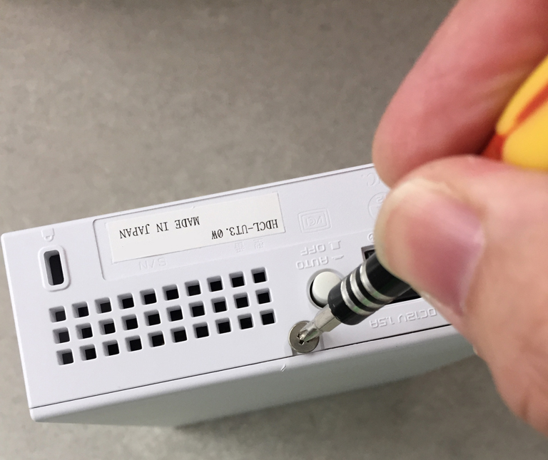 外付HDD「HDCL-Ut3.0」の分解とデータ復旧【大和高田市I様】 | QLiCK