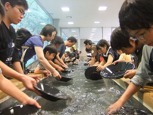 山梨・お出かけスポット 甲斐黄金村・湯之奥金山博物館 砂金採りを体験