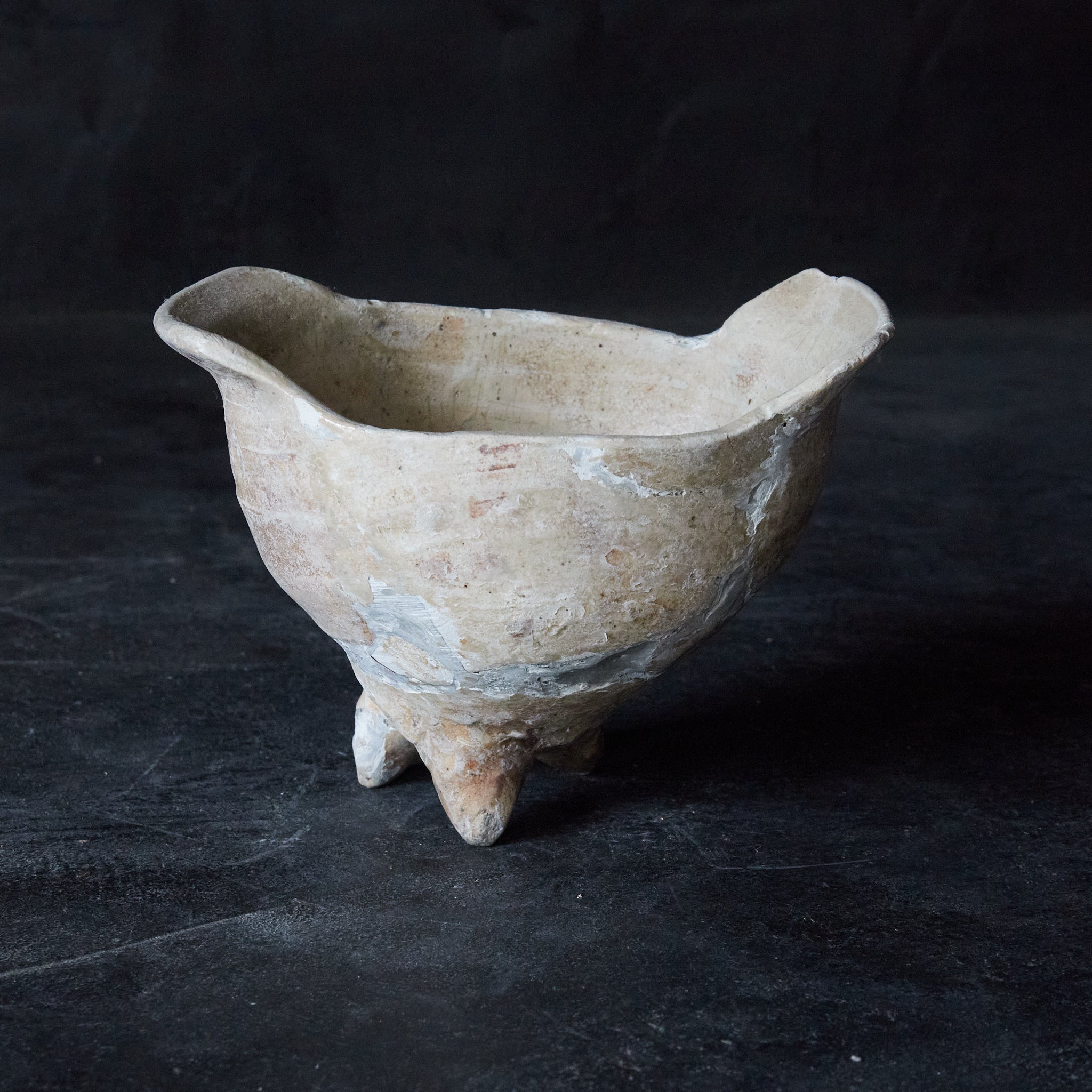 李朝 堅手三足爵型祭器（1392–1897 CE） | 入蘆花（ロカニイル）