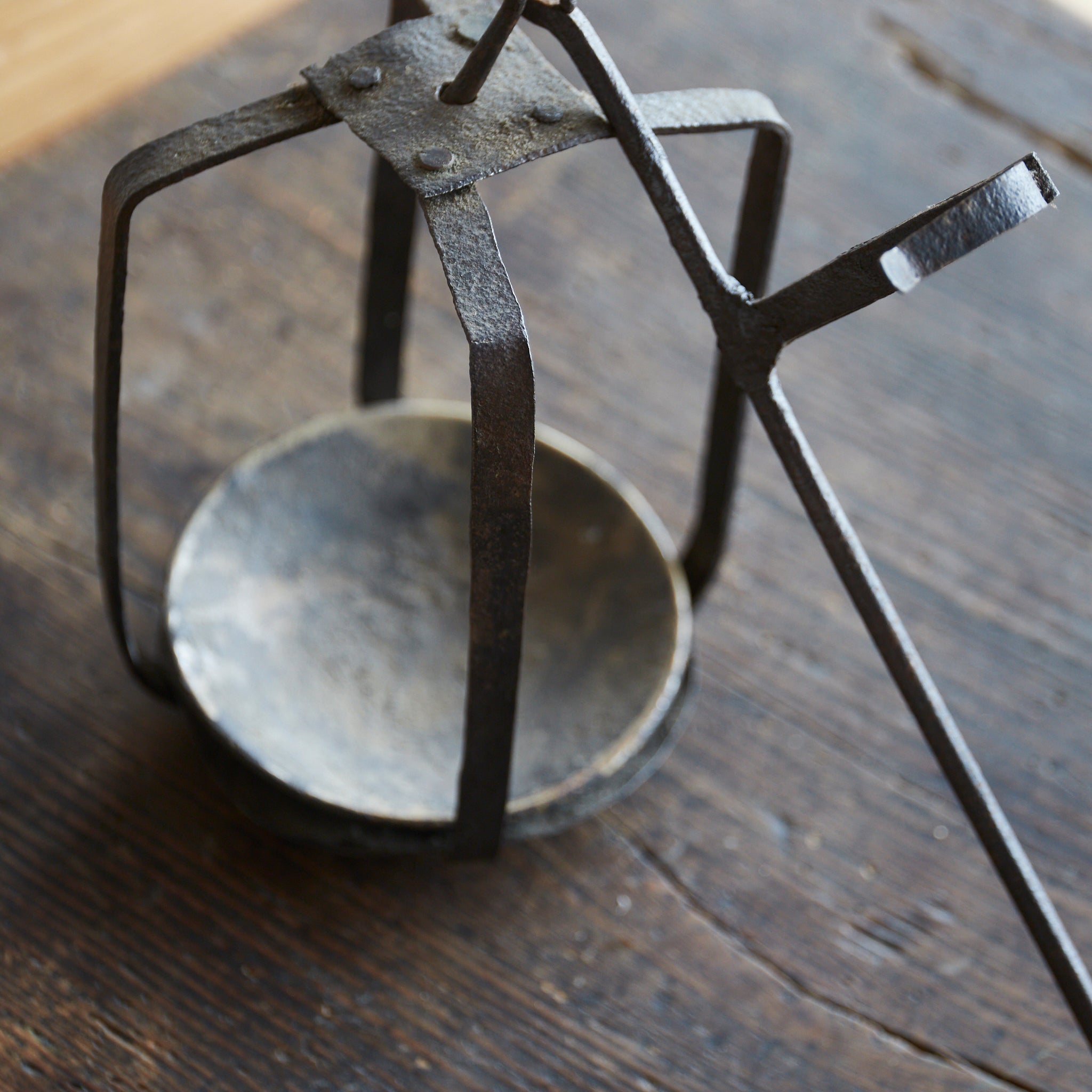 江戸時代 吊下式鉄行燈（1603–1867 CE） | 入蘆花（ロカニイル）